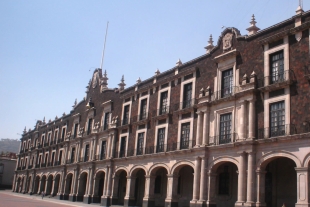 Estas estrategias parten de la premisa establecida en la fracción II del artículo 127 de la Constitución Política de los Estados Unidos Mexicanos