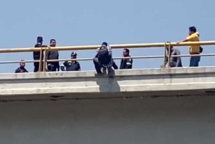 Elementos de la SS salvan a joven de arrojarse de un puente en Alfredo del Mazo, Toluca