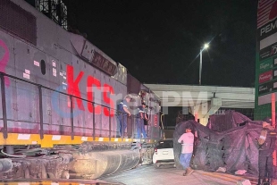 La unidad particular quedó atorada entre la pesada máquina