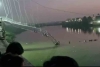 Colapsó un puente colgante en India: hay 141 muertos y 100 desaparecidos