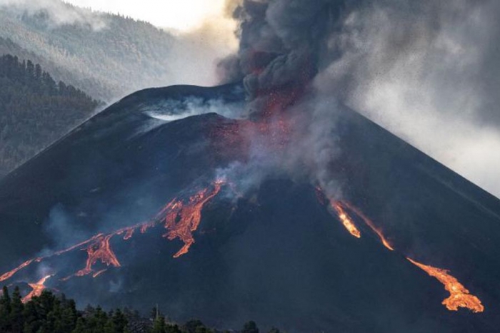 Proponen bombardear volcán de La Palma para rencausar la lava