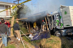 Choque de trailers paraliza la vía Toluca-Villa Victoria