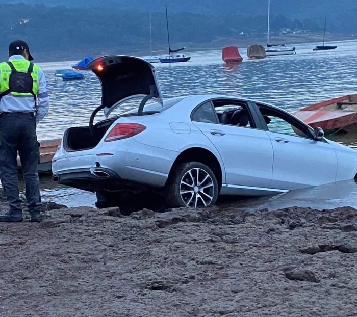 Turistas se llevan tremendo susto al ver hundirse  su vehículo  en lago de Valle de Bravo