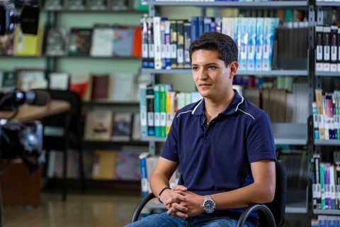 David Huitrón, estudiante UAEMéx, reconocido por su activismo social; participa en recolección de ropa y juguetes en época navideña