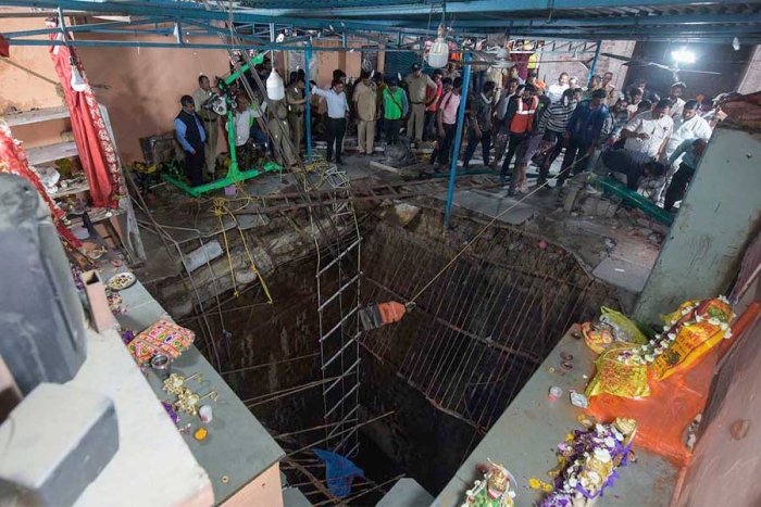 Al menos 36 muertos tras colapso de templo en India