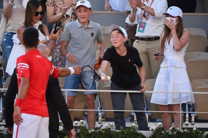 El tenista Novak Djokovic regaló su raqueta a un niño mexicano, tras ganar Roland Garros