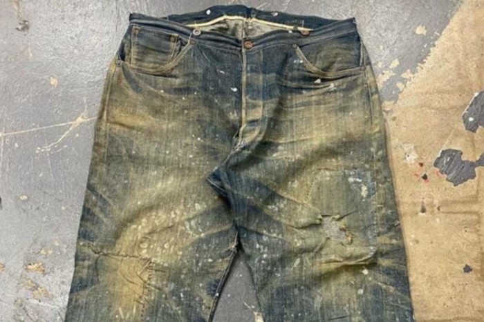 Subastan pantalones viejos por casi 2 millones de pesos