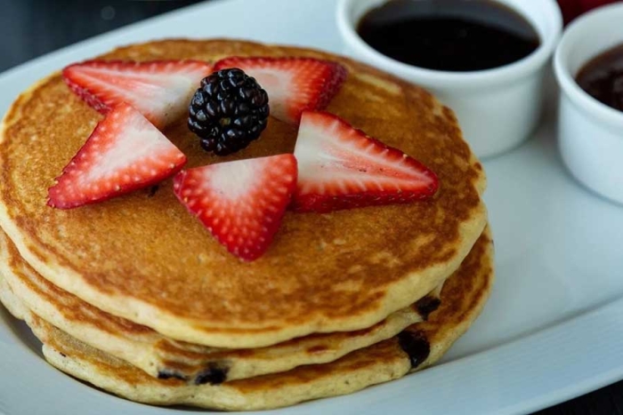 Desayuno saludable: Receta de hotcakes sin azúcar, helado de limón y frutos del bosque