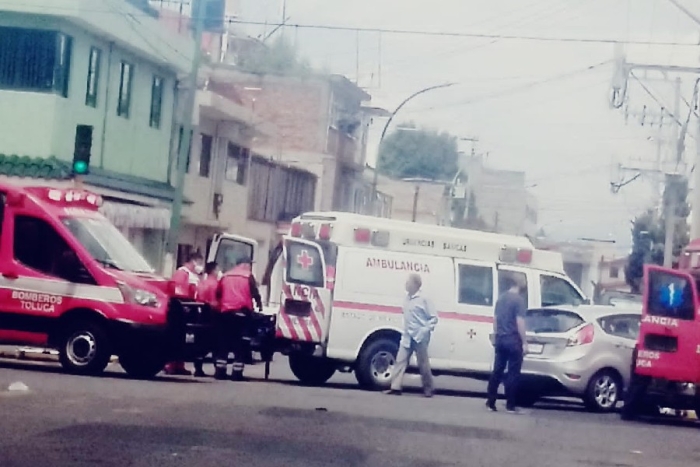 Accidente de ambulancia provoca fuerte movilización en Toluca