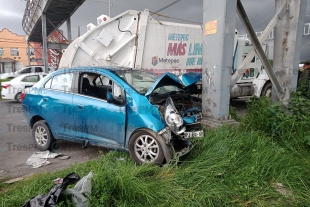 Pareja resulta lesionada al chocar contra camión de basura en Metepec