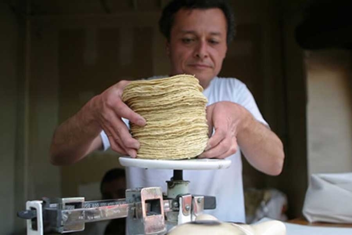 Celebra AMLO que no subirá la harina de maíz para las tortillas este año