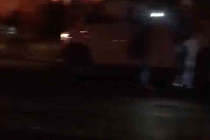 Trailer arrastra vehículos y provoca fuerte accidente en la México-Querétaro