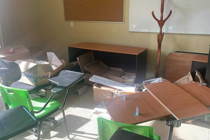 Al ingresar al plantel, encontraron ventanas rotas, puertas forzadas y documentación tirada en el piso