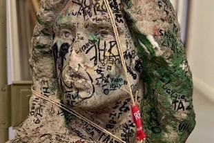 Desde hace ya varias décadas, la tumba de Jim Morrison, fallecido el 3 de julio de 1971, representa un lugar de peregrinación