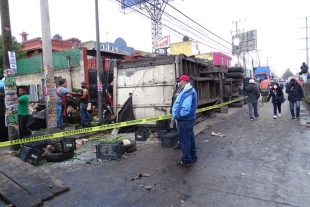 Vuelca camión con 30 toneladas de limones en Paseo Tollocan