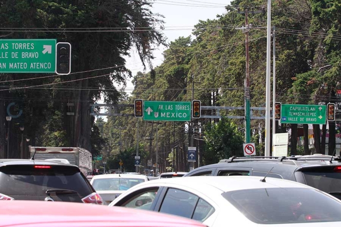 Caos y accidentes por semáforos descompuestos en Tollocan