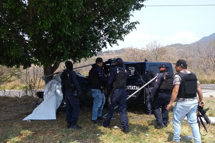 Tres policías lesionados y un muerto, saldo de accidente carretero en Zacualpan