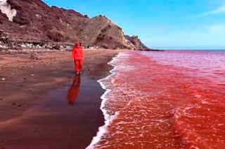 Lluvia roja en playa de Irán: El fenómeno natural que sorprende al mundo