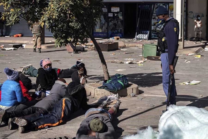 Violencia y saqueos dejan 45 muertos en Sudáfrica
