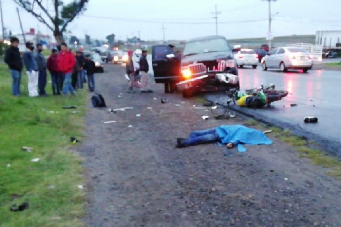 Choca motocicleta contra camioneta en la Toluca-Villa Victoria