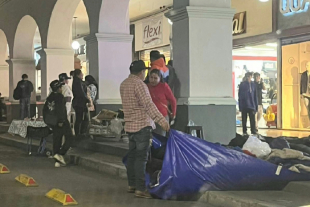 Comerciantes denuncian la presencia creciente de ambulantes en los Portales de Toluca, donde señalan afectaciones económicas y presunta colusión con inspectores municipales.