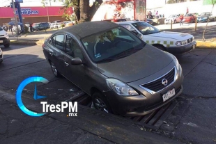 Cae auto a coladera en Manuel J. Clouthier