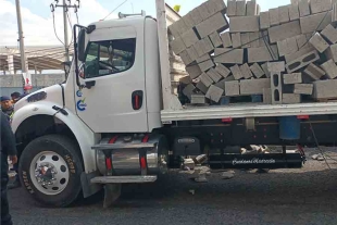 Trabajador viajaba en la plataforma de un camión y quedó atrapado entre blocks