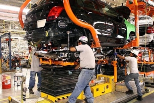 Cae 20% producción de vehículos ligeros en México