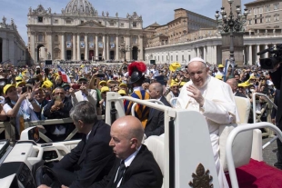 Tequila, receta del papa Francisco para su dolor de rodilla