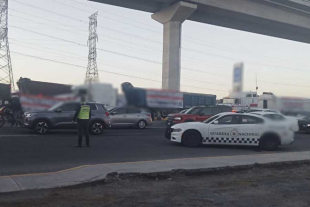 Los tractocamiones tienen mantas que dicen “Alto a la delincuencia en el transporte”