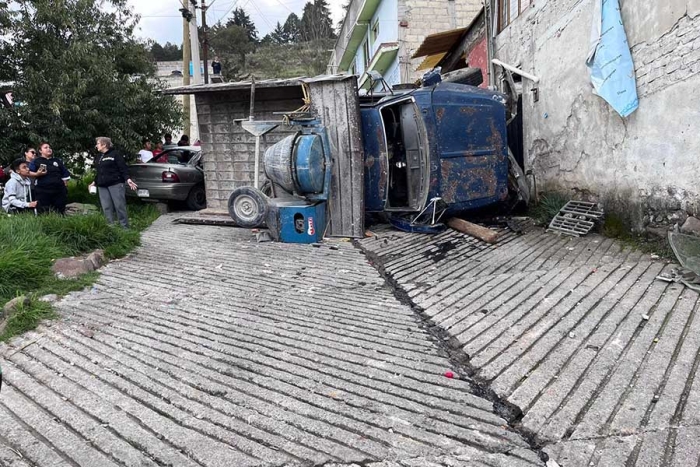 Vuelca camión de carga en San Mateo Oxtotitlán; cinco personas lesionadas