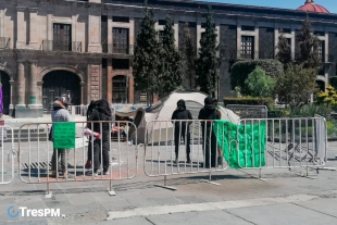 Feministas se plantan afuera de la Cámara de Diputados, exigen ser recibidas