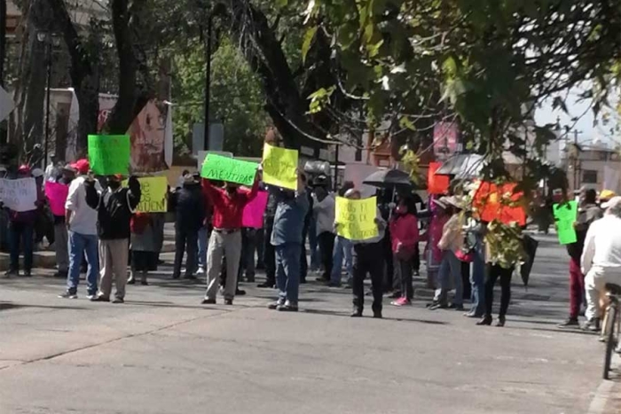 Recolectores de basura de San Luis Mextepec, se manifestaron para exigir el pago del servicio