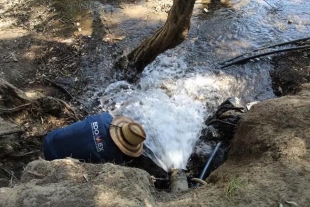 Repara la CAEM fuga de agua potable en una línea del sistema Lerma-Cutzamala, a la altura de Naucalpan