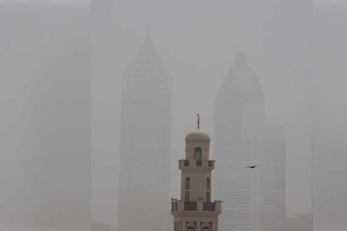 Tormenta de arena “desaparece” torre Burj Khalifa; cierran aeropuertos y escuelas en Dubái