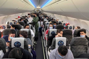 Avión de la FAM con 138 personas ya vuela hacia México: Ebrard