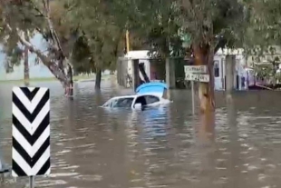 Rescatan a 11 personas por lluvias en Baja California