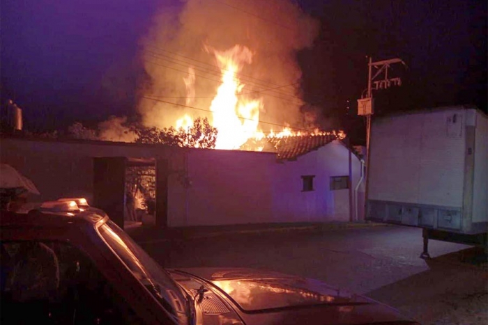 Se registra incendio en taller de carpintería ubicado en Atlacomulco