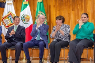 Delfina Gómez Álvarez, y el rector de la UAEMéx, Carlos Eduardo Barrera Díaz, entregaron cinco sistemas de captación de agua de lluvia 