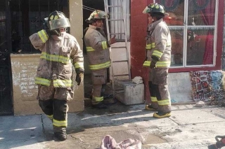 Incendio consume casa habitación en Metepec; sólo hay pérdidas materiales