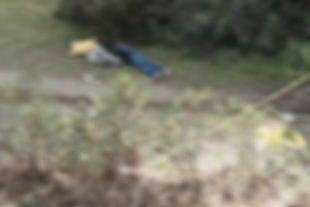 Cinta policial resguarda la zona donde dos hombres fueron encontrados sin vida en un paraje de Jilotepec, como parte de una jornada marcada por hechos violentos en el municipio.