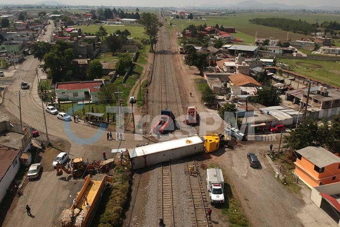 Vuelca tráiler cargado de cartón en Almoloya de Juárez