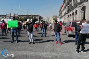 Maestros paralizan centro de Toluca, exigen pagos atrasados