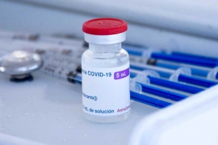 Cofepris libera dos lotes de vacuna AstraZeneca envasados en México