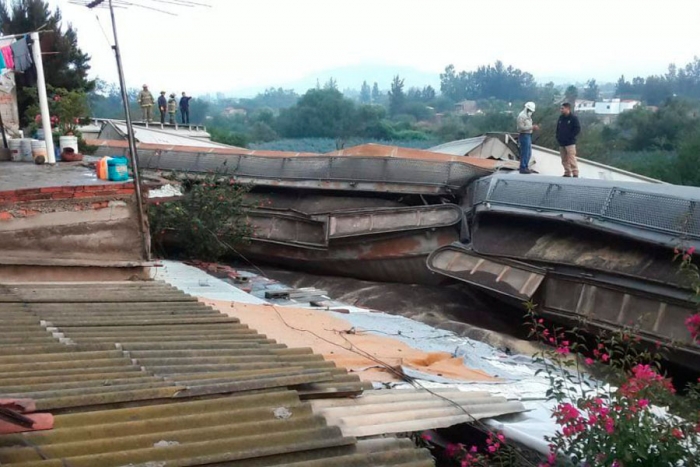 Descarrila tren en Jalisco, deja un muerto y cuatro casas destruidas
