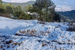 La nevada registrada durante la madrugada también motivó la llegada de algunos visitantes al volcán
