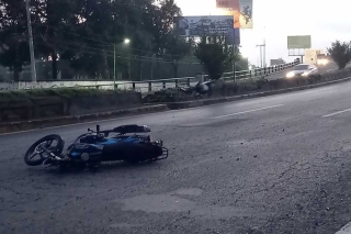 Muere motociclista tras derrapar en carriles centrales de Paseo Tollocan