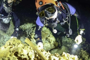 Buzos del INAH descubren la cueva acuática más grande del mundo con restos mayas