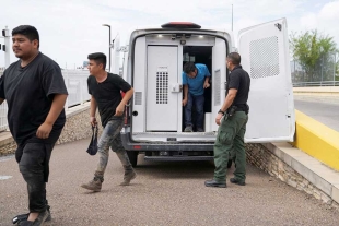 Texas ordena arrestar y regresar a migrantes a la frontera