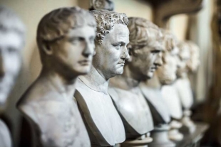 Sujeto derriba intencionalmente antiguos bustos romanos en Museo del Vaticano